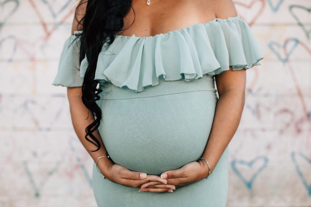 Vestiti per foto in gravidanza: cosa indossare per scatti speciali